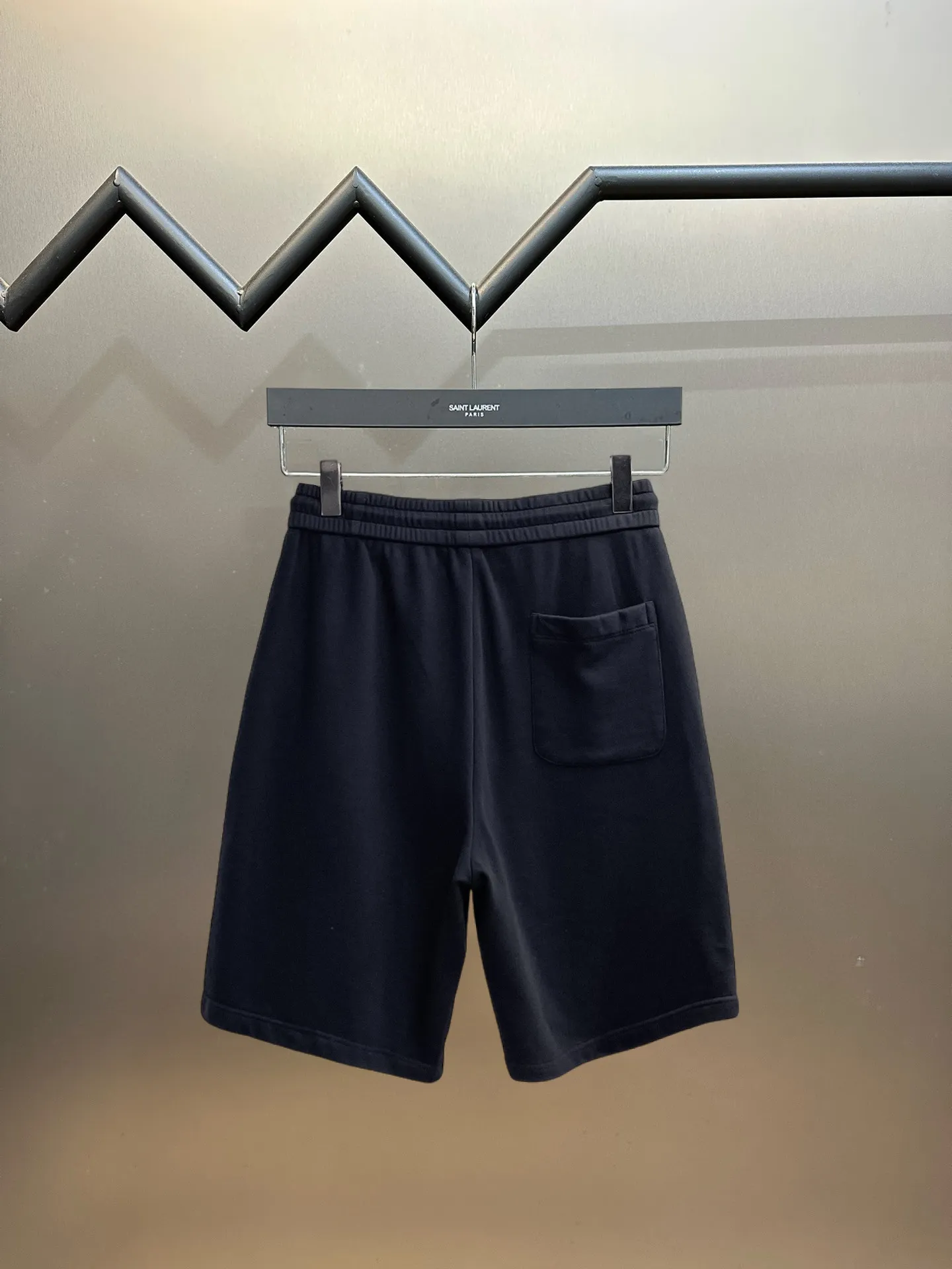 Balenciaga's three-standard complete 2026 summer New Arrival men's casual shorts, advanced custom-made Breathable fabric, Breathable fabric, extremely stretchy and comfortable, impeccable details, top-grade accessories, original logo design concept, delicate and soft feel! The upper body fit is awesome! Size: M-XXXL Please state your height and weight when ordering